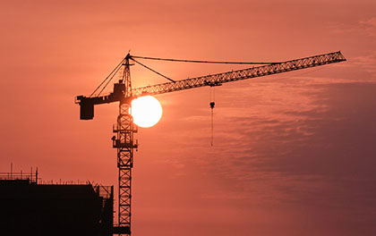 How is the reasonable arrangement and positioning of tower cranes in engineering construction?